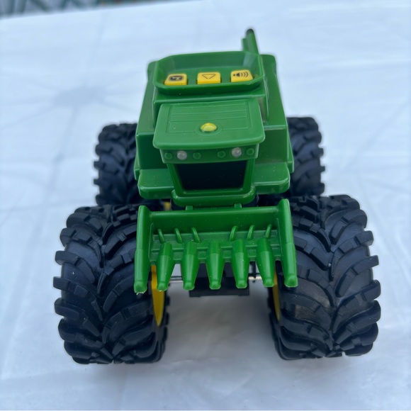 John Deere Combine Toy Farming Vehicle - Picture 4 of 6